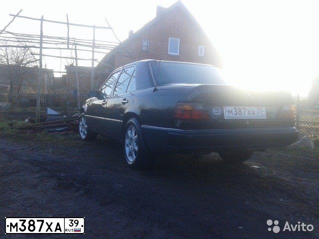 Фото автомобиля MERCEDES E-KLASSE, 1990 — госномер С273АК39. Цвет: ЧЕРНЫЙ