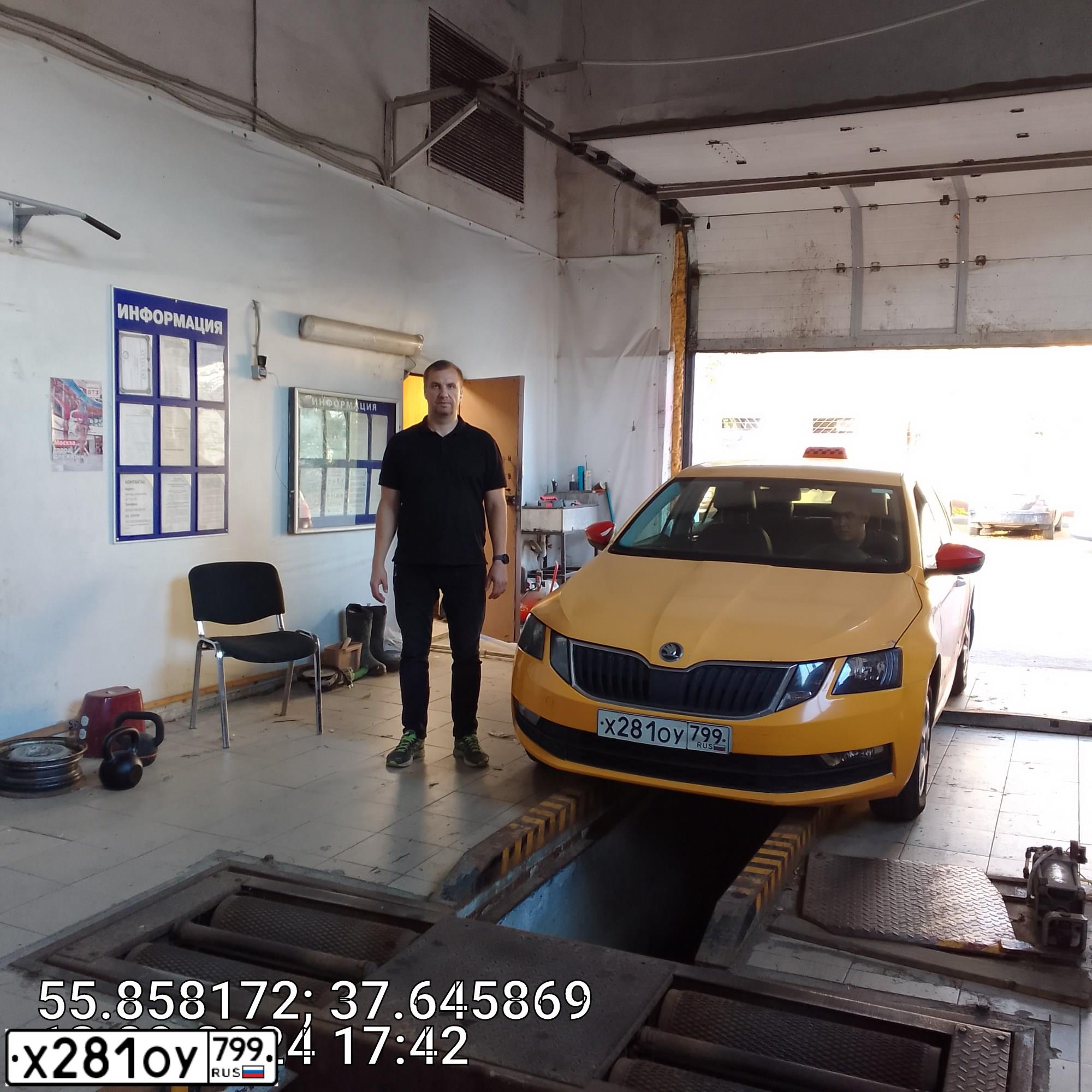 Фото автомобиля SKODA OCTAVIA, 2019 — госномер Х281ОУ799. Цвет: ЖЕЛТЫЙ