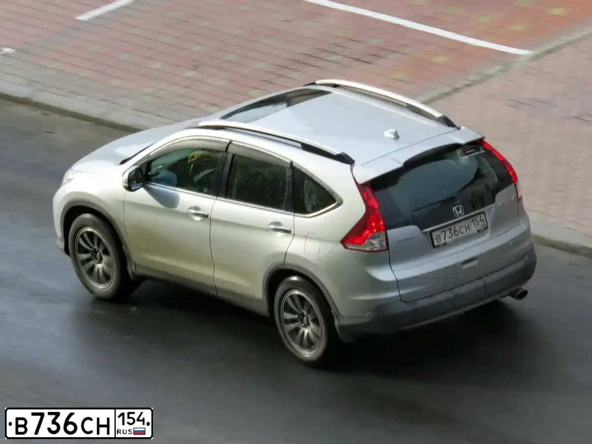 Фото автомобиля HONDA CR-V, 2012 — госномер К356КР138. Цвет: СЕРЫЙ