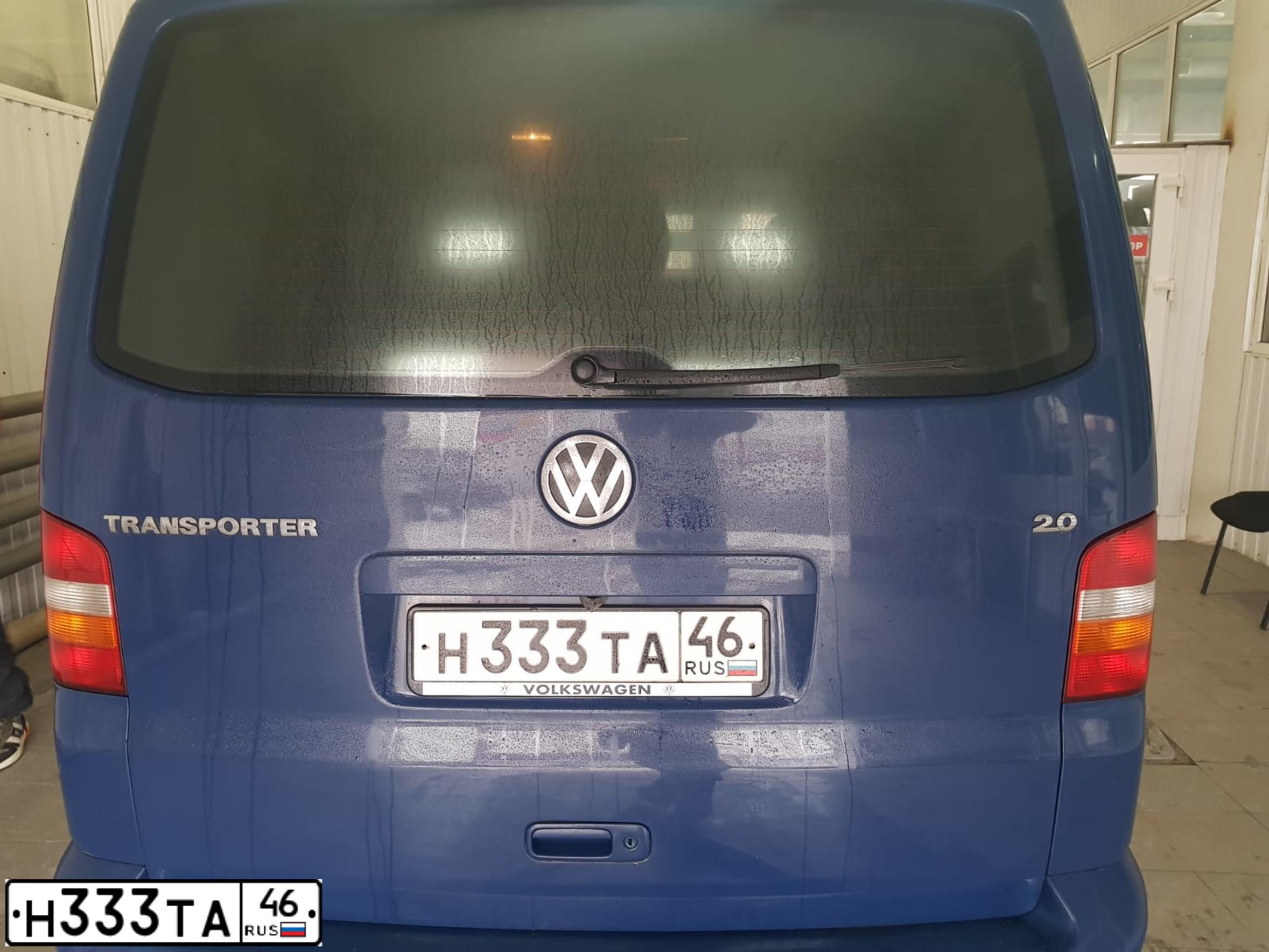 Фото автомобиля VOLKSWAGEN TRANSPORTER, 2004 — госномер Н333ТА46. Цвет: Темно-синий