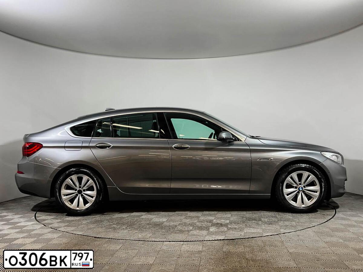 Фото автомобиля BMW W SERIE 5 GT, 2014 — госномер Е555НО199. Цвет: СЕРЫЙ