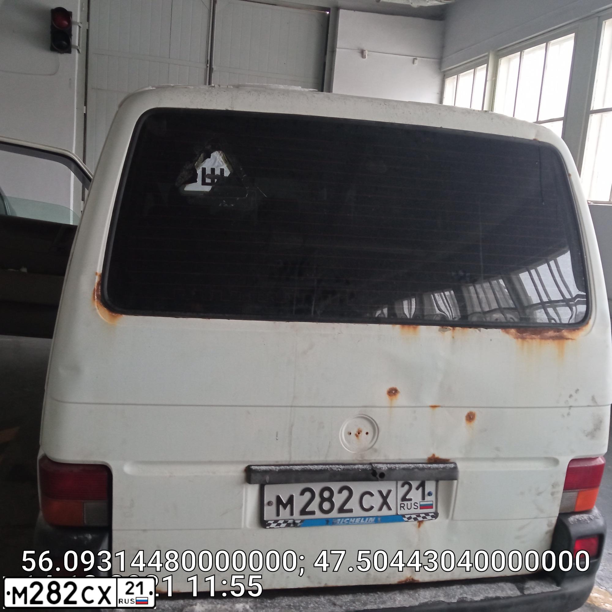 Фото автомобиля VOLKSWAGEN TRANSPORTER, 2001 — госномер Н255ХН97. Цвет: Белый