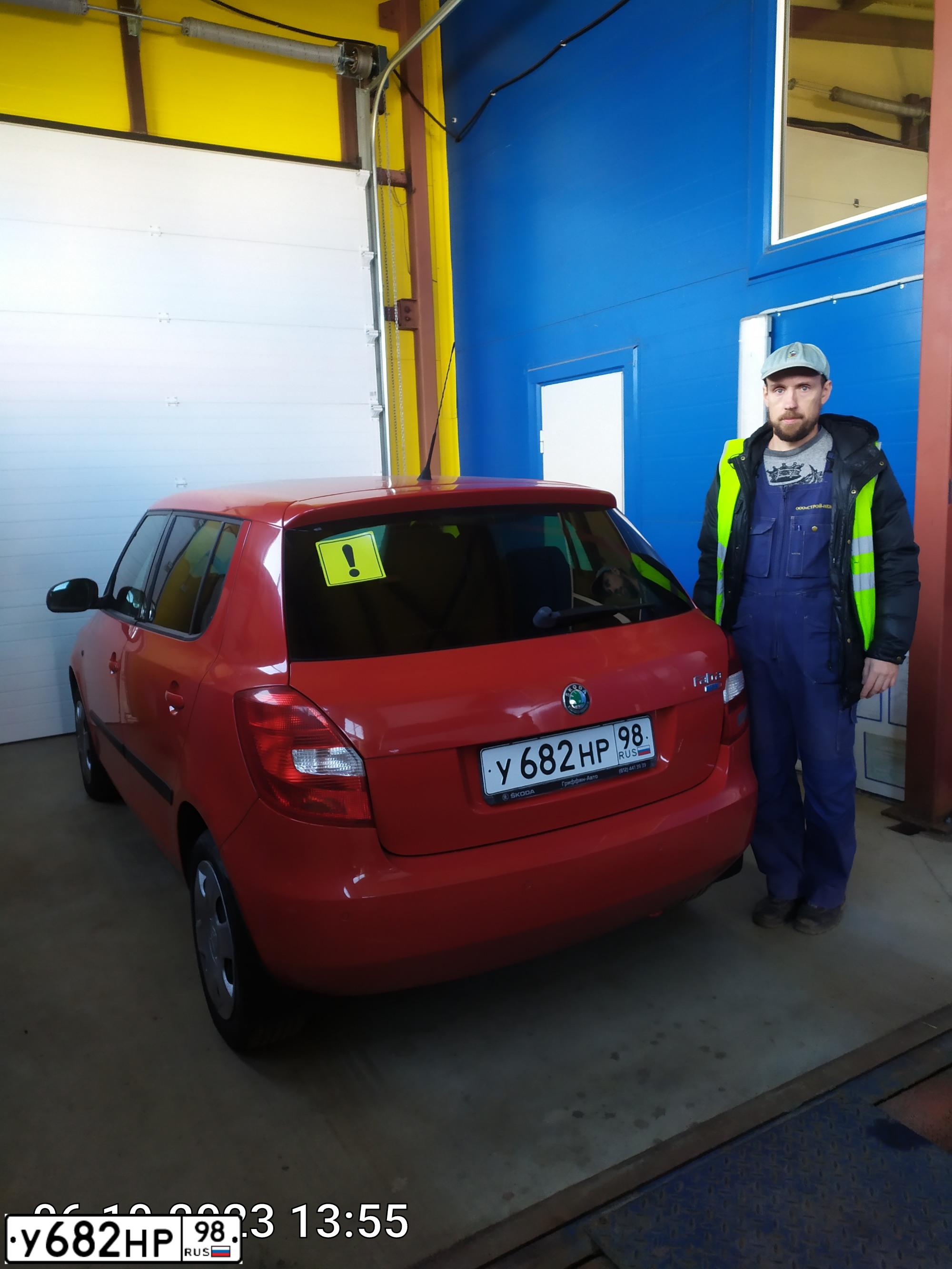 Фото автомобиля SKODA FABIA, 2009 — госномер У682НР98. Цвет: КРАСНЫЙ