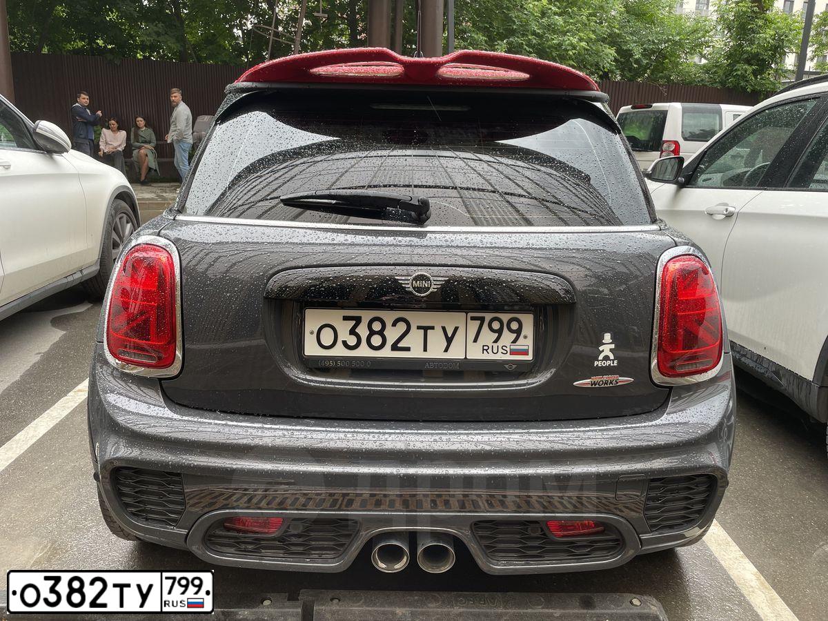 Фото автомобиля MINI COOPER, 2020 — госномер Н129ОК198. Цвет: Серый-Красный