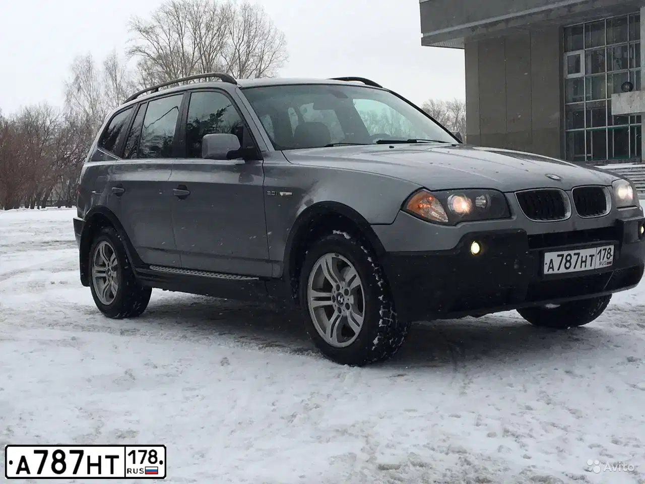 Фото автомобиля BMW X3, 2005 — госномер Р356РУ154. Цвет: СЕРЫЙ