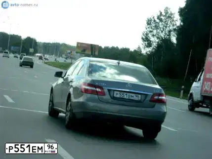 Фото автомобиля MERCEDES E-KLASSE, 2010 — госномер Р551ЕМ96. Цвет: СЕРЫЙ