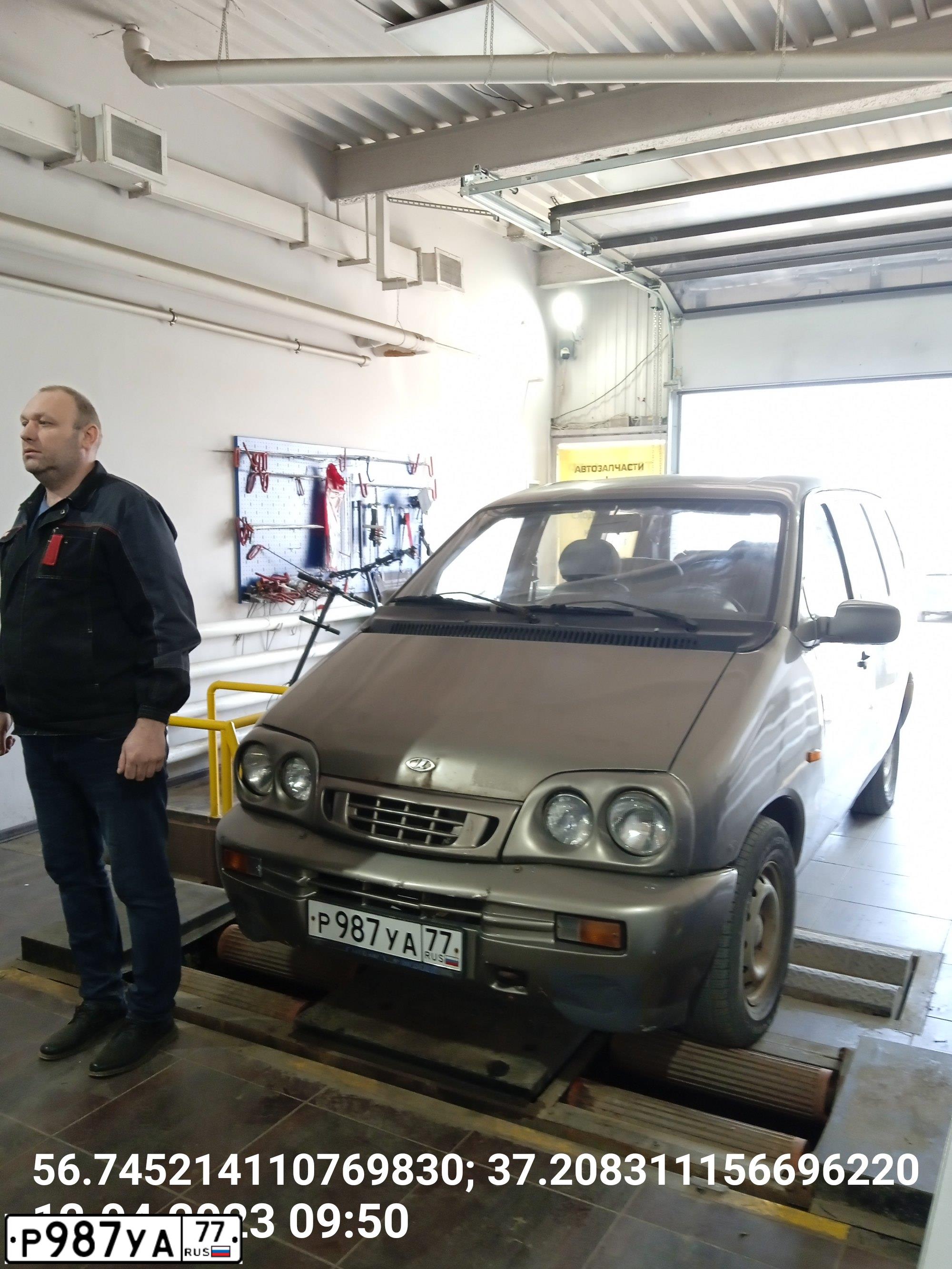 Фото автомобиля LADA 2120 NADESHDA, 2002 — госномер Р987УА77. Цвет: СЕРЫЙ
