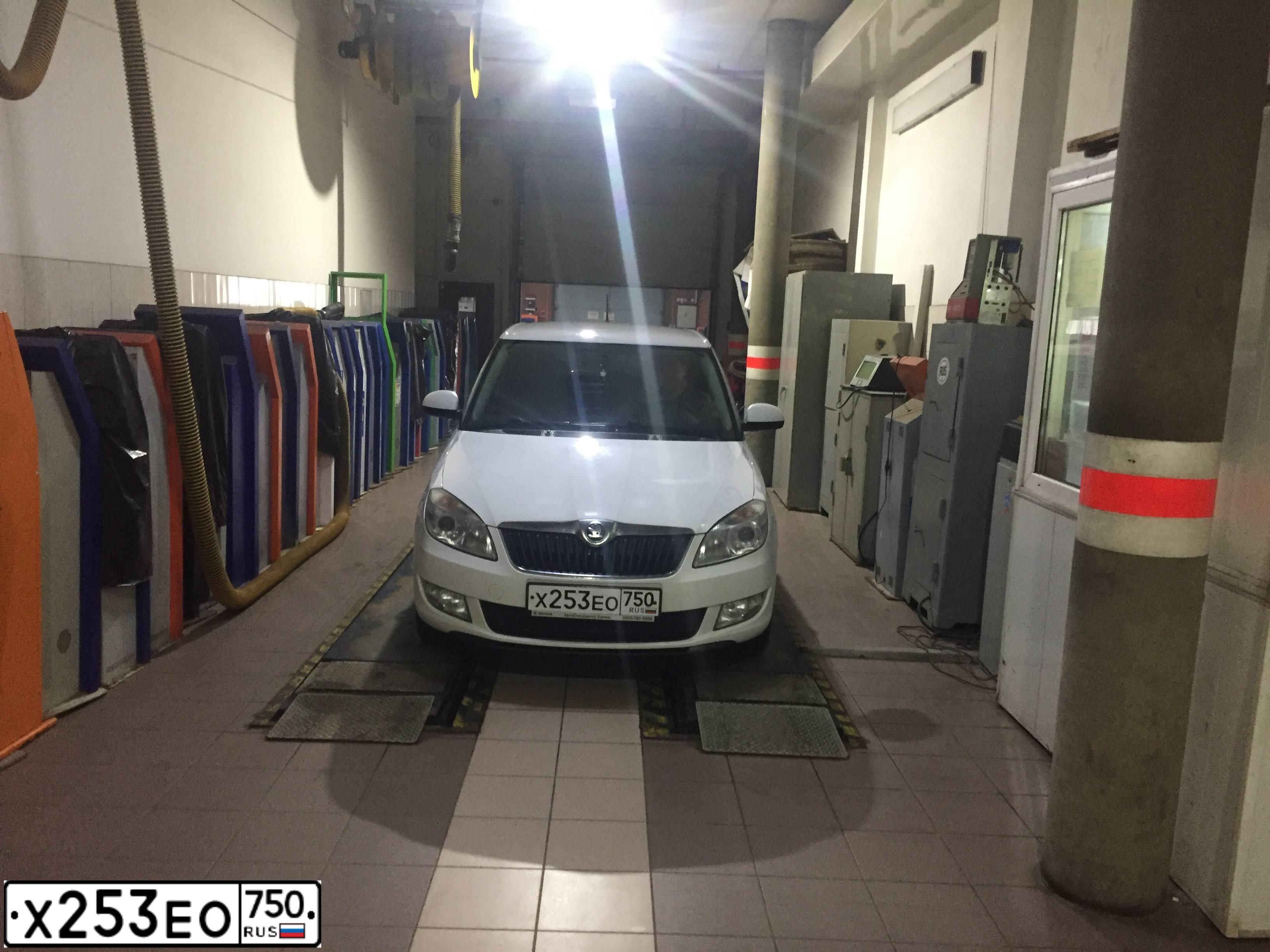 Фото автомобиля SKODA FABIA, 2014 — госномер Х253ЕО750. Цвет: БЕЛЫЙ
