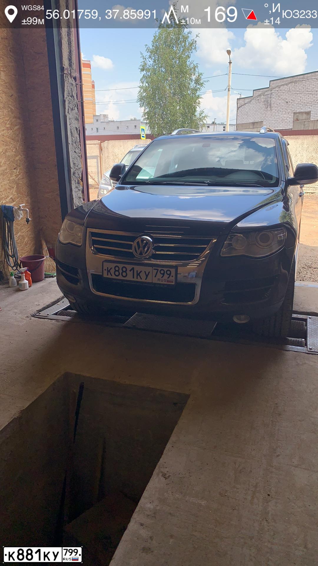 Фото автомобиля VOLKSWAGEN TOUAREG, 2010 — госномер Н321ТВ197. Цвет: ЧЕРНО-СЕРЫЙ