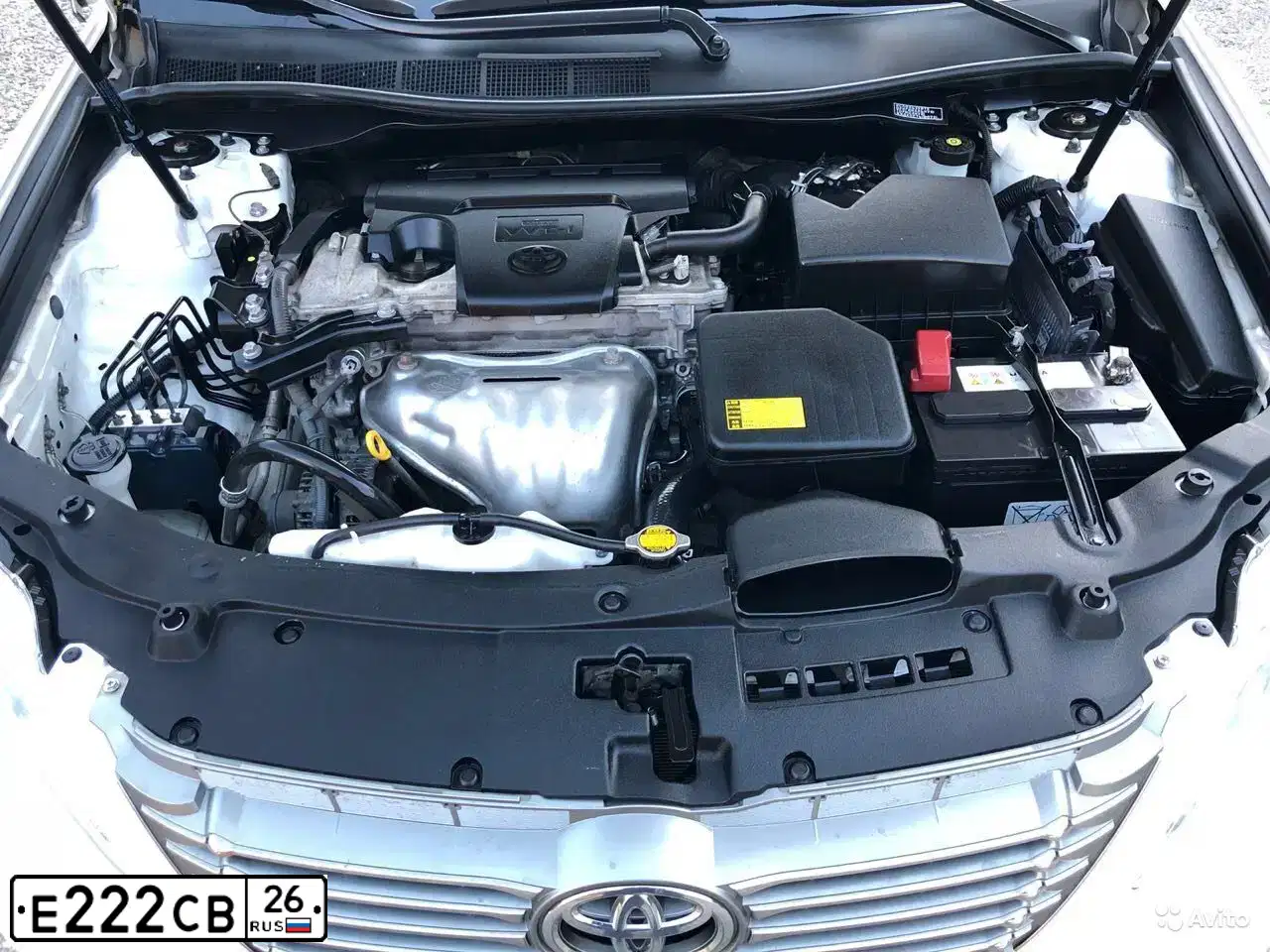 Фото автомобиля TOYOTA CAMRY, 2012 — госномер Е222СВ26. Цвет: БЕЛЫЙ
