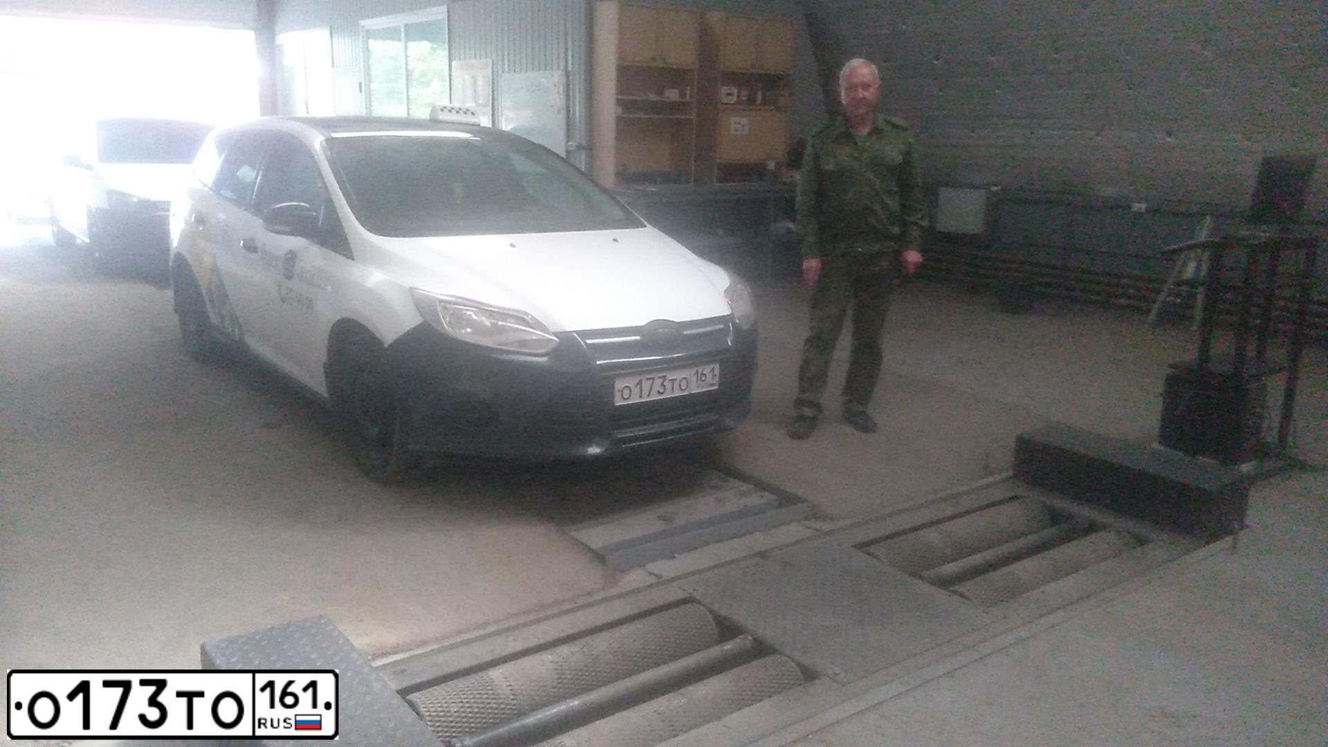 Фото автомобиля FORD FOCUS, 2013 — госномер О173ТО161. Цвет: БЕЛЫЙ