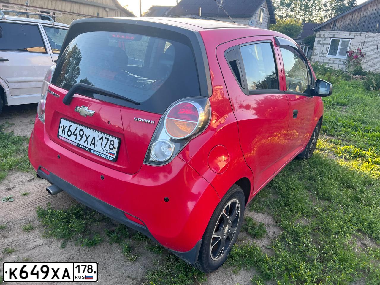 Фото автомобиля CHEVROLET SPARK, 2011 — госномер К012КЕ53. Цвет: Красный