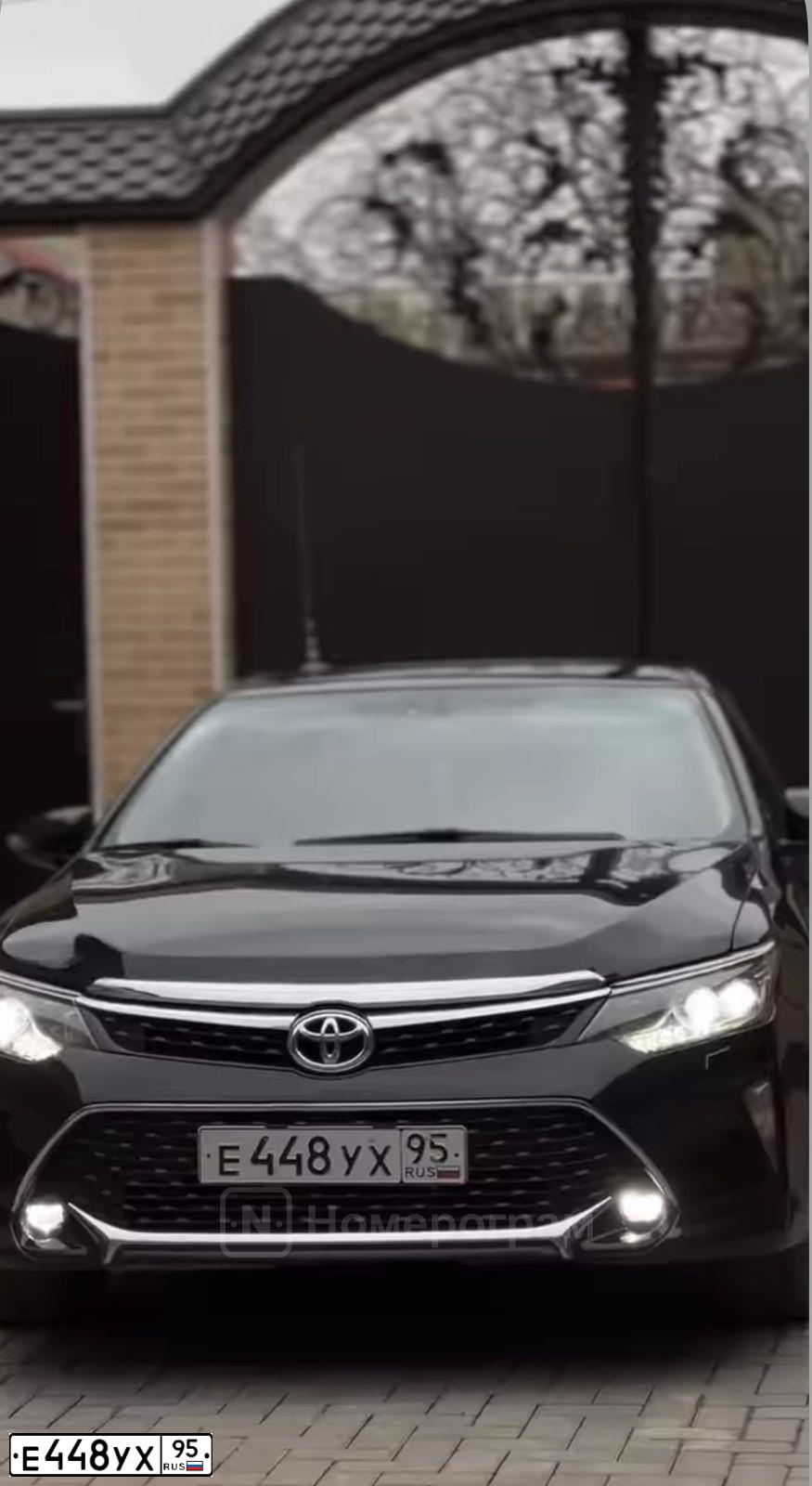 Фото автомобиля TOYOTA CAMRY, 2017 — госномер Е448УХ95. Цвет: ЧЕРНЫЙ МЕТАЛЛИК