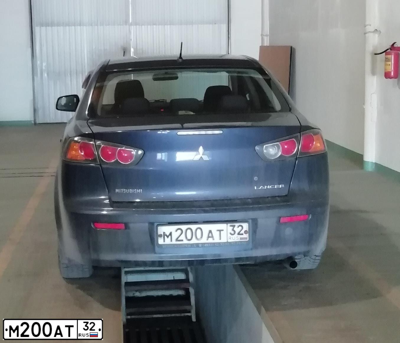 Фото автомобиля MITSUBISHI LANCER, 2011 — госномер М200АТ32. Цвет: СИНИЙ