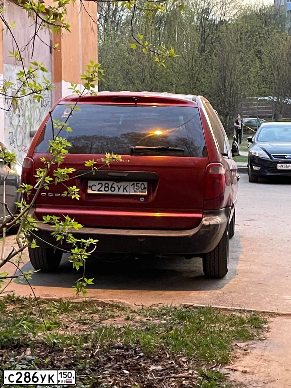 Фото автомобиля DODGE /GRAND/ CARAVAN, 2004 — госномер С286УК150. Цвет: КРАСНЫЙ