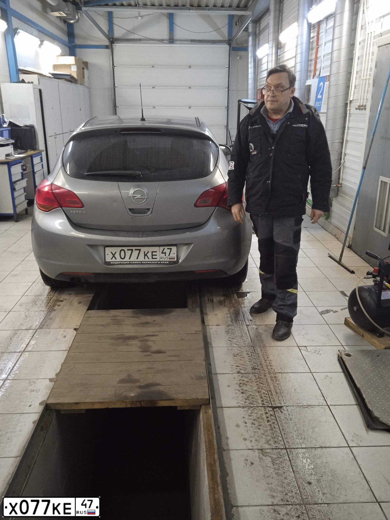 Фото автомобиля OPEL ASTRA, 2010 — госномер С522МЕ198. Цвет: Серебристый