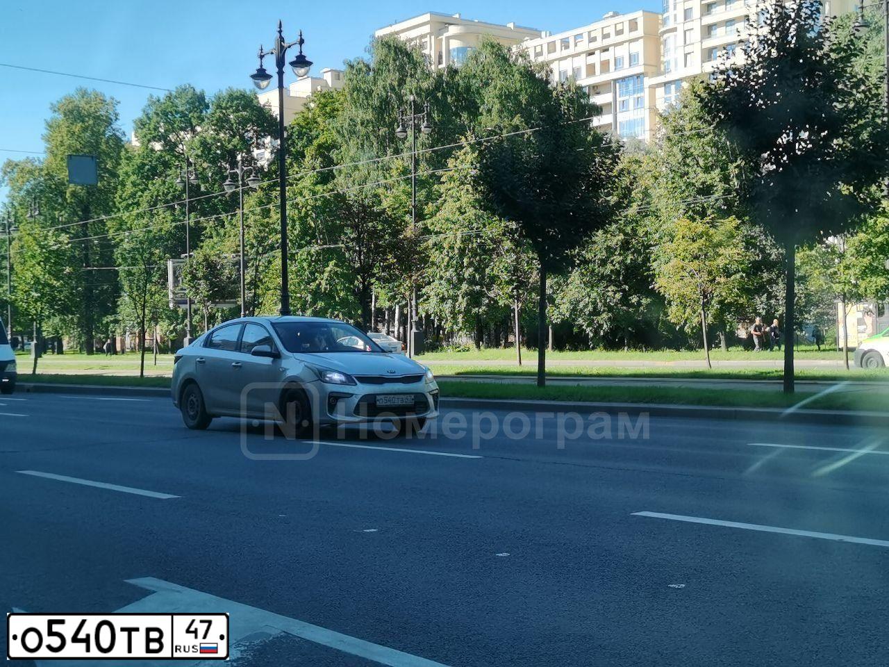 Фото автомобиля KIA RIO, 2017 — госномер О540ТВ47. Цвет: Серебристый
