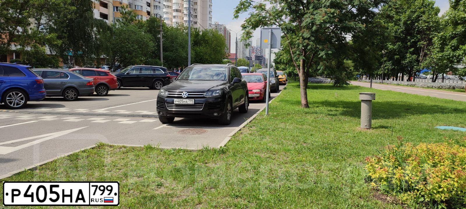 Фото автомобиля VOLKSWAGEN TOUAREG, 2013 — госномер Р405НА799. Цвет: ЧЕРНЫЙ