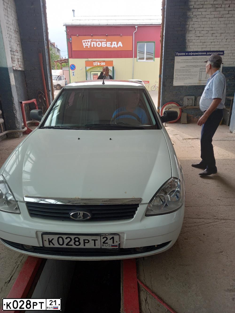 Фото автомобиля LADA 2172 PRIORA, 2011 — госномер К028РТ21. Цвет: БЕЛЫЙ