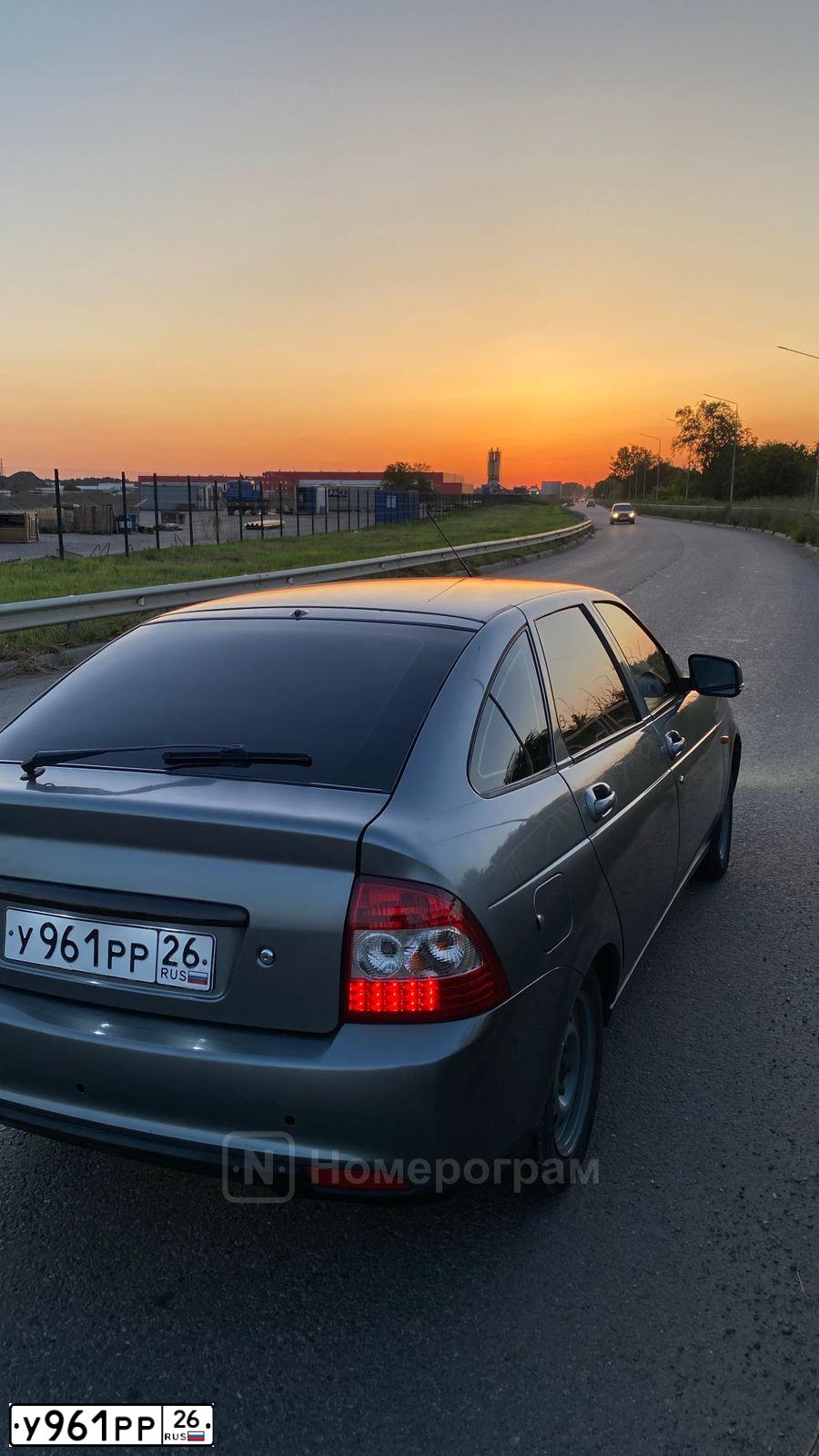 Фото автомобиля LADA 2172 PRIORA, 2011 — госномер У961РР26. Цвет: СРЕДНИЙ СЕРО-ЗЕЛЕН.МЕТАЛЛ