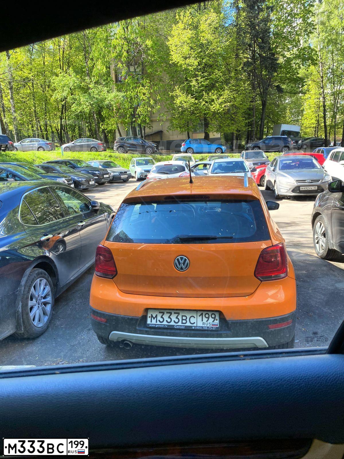 Фото автомобиля VOLKSWAGEN POLO, 2013 — госномер Е034УМ193. Цвет: Оранжевый