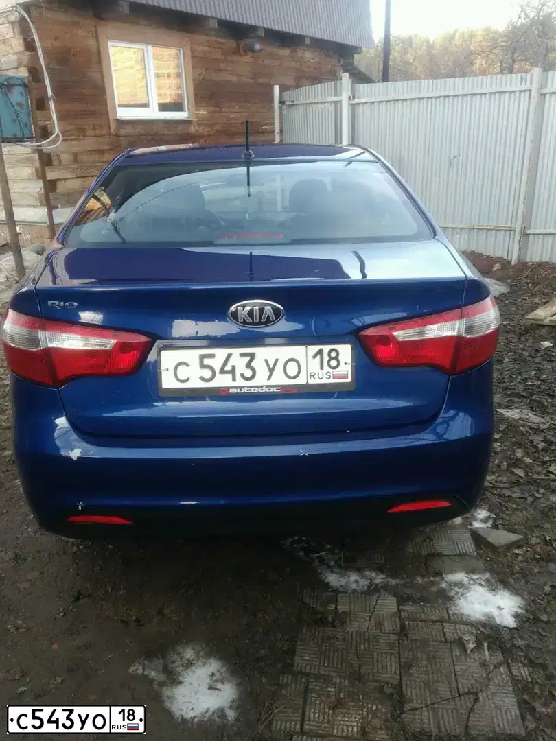 Фото автомобиля KIA RIO, 2013 — госномер Р185ОС18. Цвет: СИНИЙ