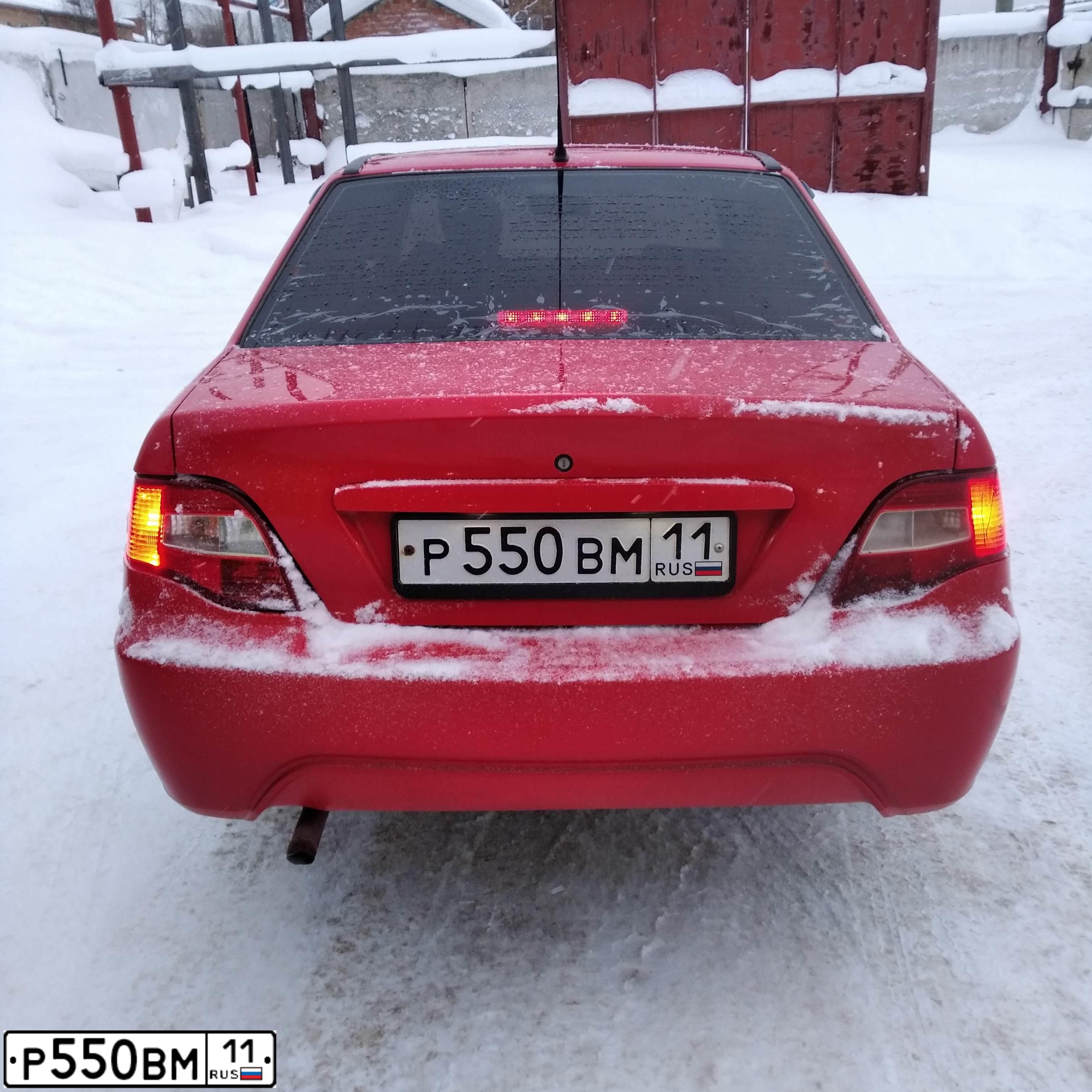 Фото автомобиля DAEWOO NEXIA, 2010 — госномер Р550ВМ11. Цвет: ЯРКО-КРАСНЫЙ