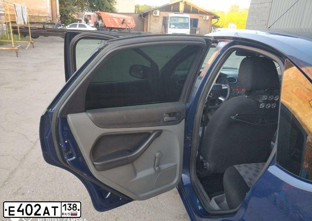 Фото автомобиля FORD FOCUS, 2008 — госномер Е402АТ138. Цвет: ТЕМНО-СИНИЙ