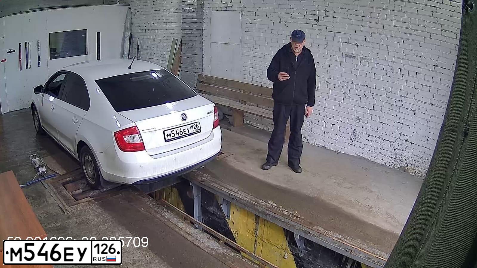 Фото автомобиля SKODA RAPID, 2014 — госномер Е502ВУ147. Цвет: Белый