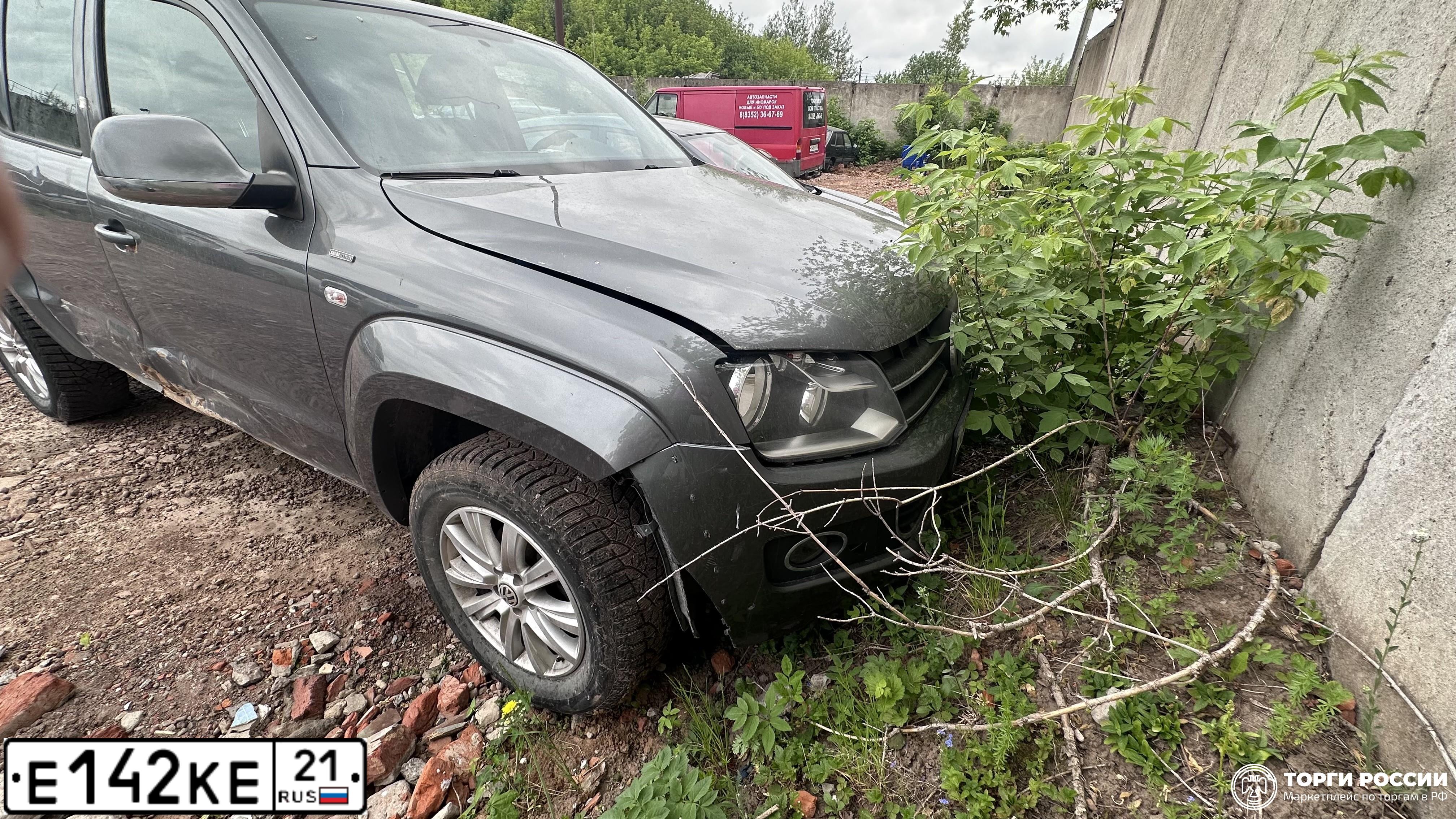 Фото автомобиля VOLKSWAGEN AMAROK, 2013 — госномер Е142КЕ21. Цвет: Серый