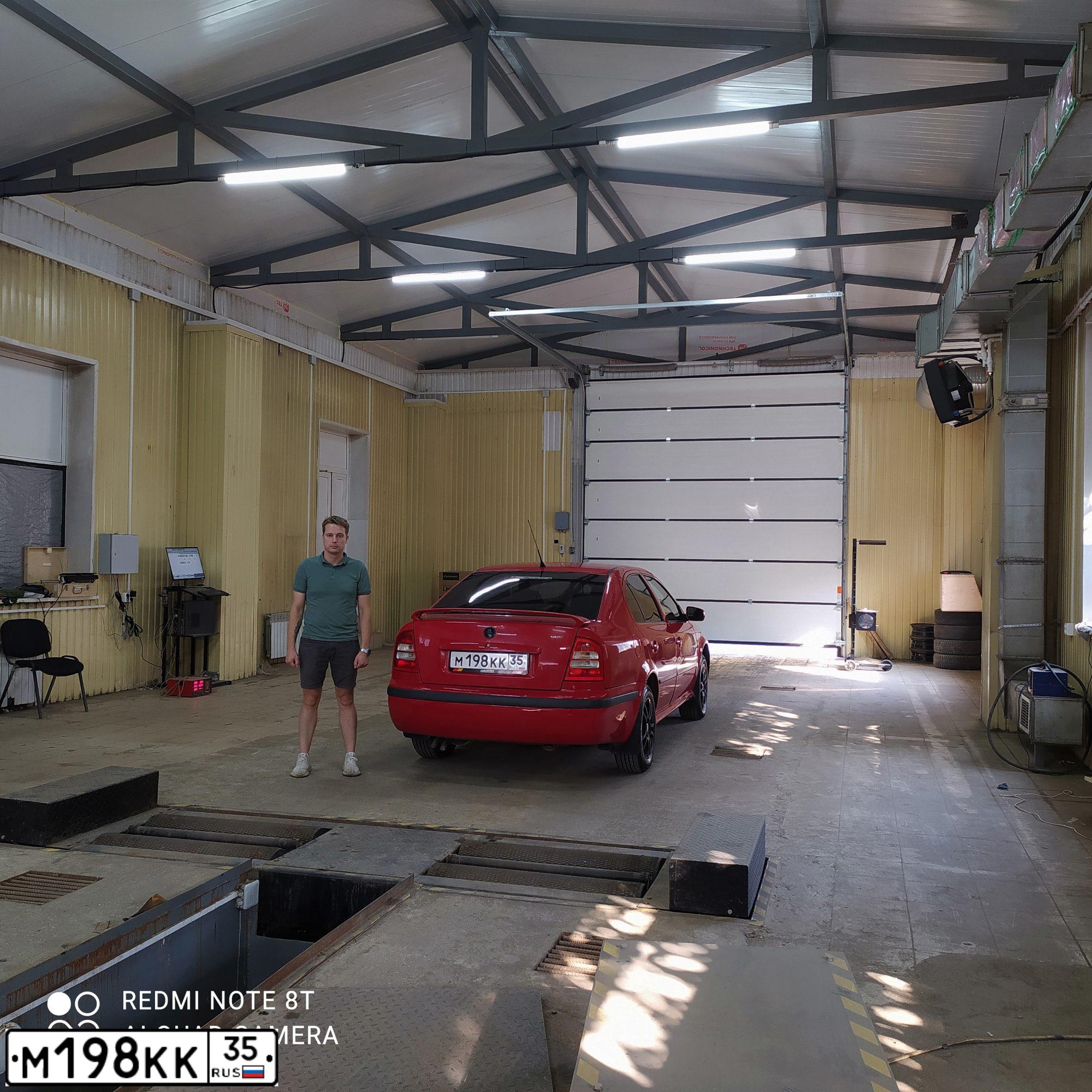 Фото автомобиля SKODA OCTAVIA, 2007 — госномер М198КК35. Цвет: Красный