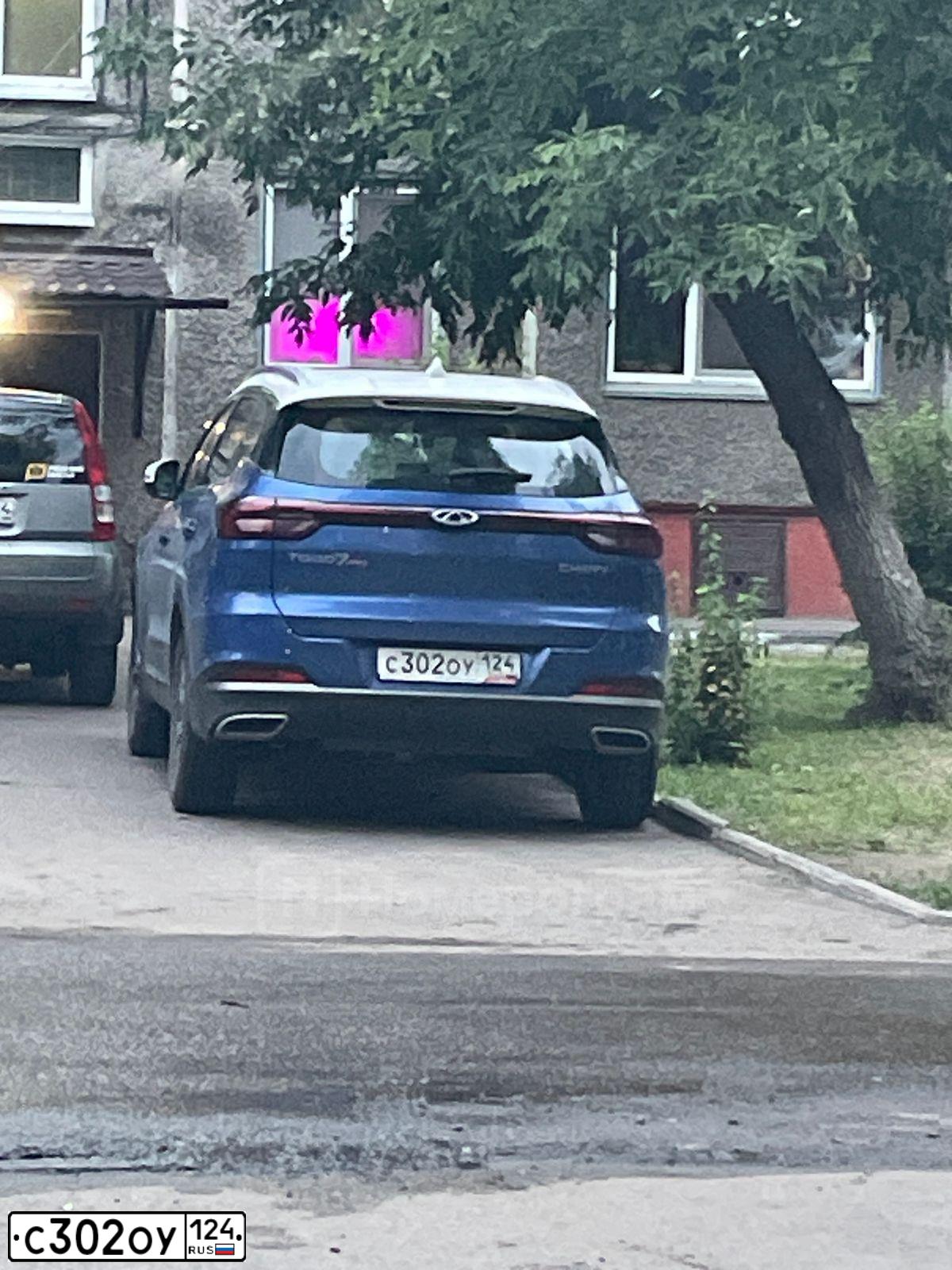 Фото автомобиля CHERY TIGGO, 2020 — госномер С302ОУ124. Цвет: СИНЕ-БЕЛЫЙ