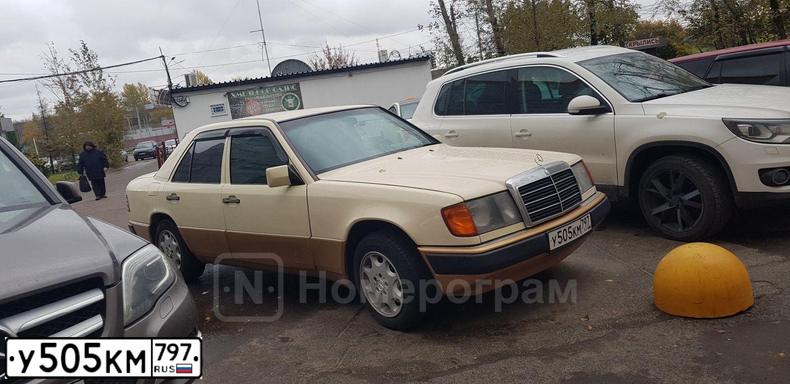 Фото автомобиля MERCEDES E-KLASSE, 1993 — госномер М180МК190. Цвет: БЕЖЕВЫЙ
