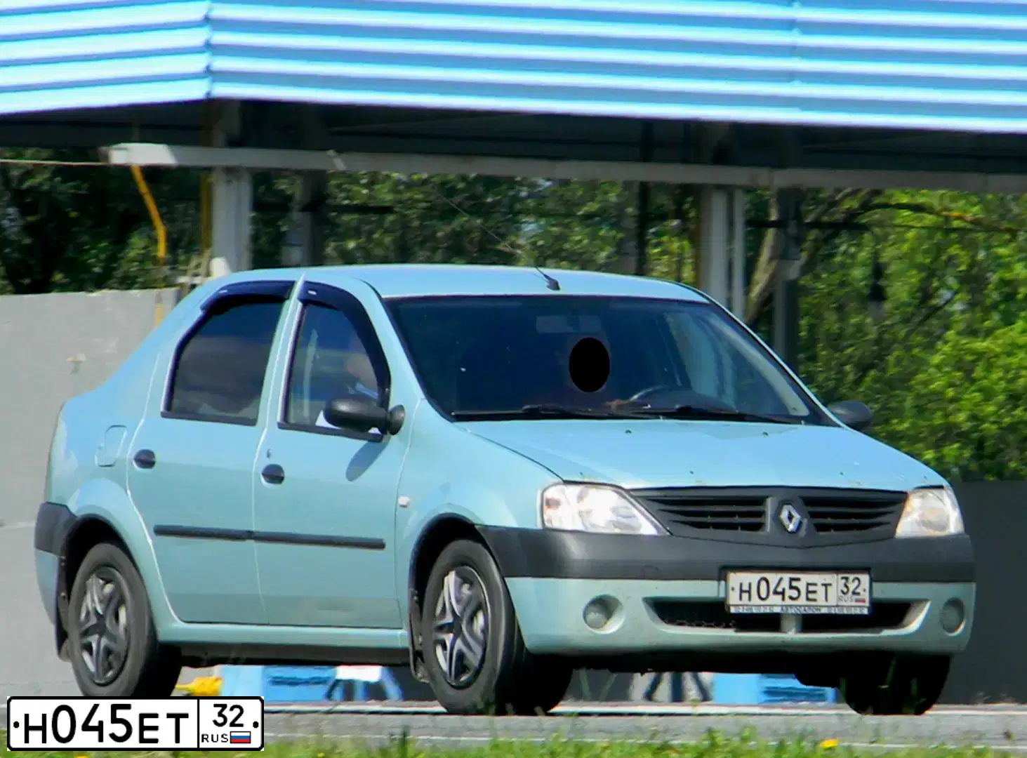 Фото автомобиля RENAULT LOGAN, 2008 — госномер Н045ЕТ32. Цвет: СВЕТЛО ЗЕЛЕНЫЙ