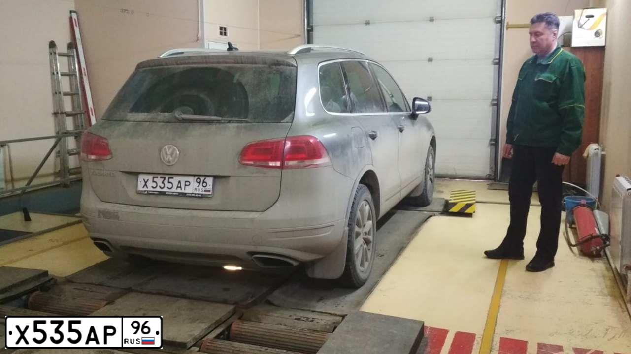Фото автомобиля VOLKSWAGEN TOUAREG, 2012 — госномер М339СУ82. Цвет: Серый