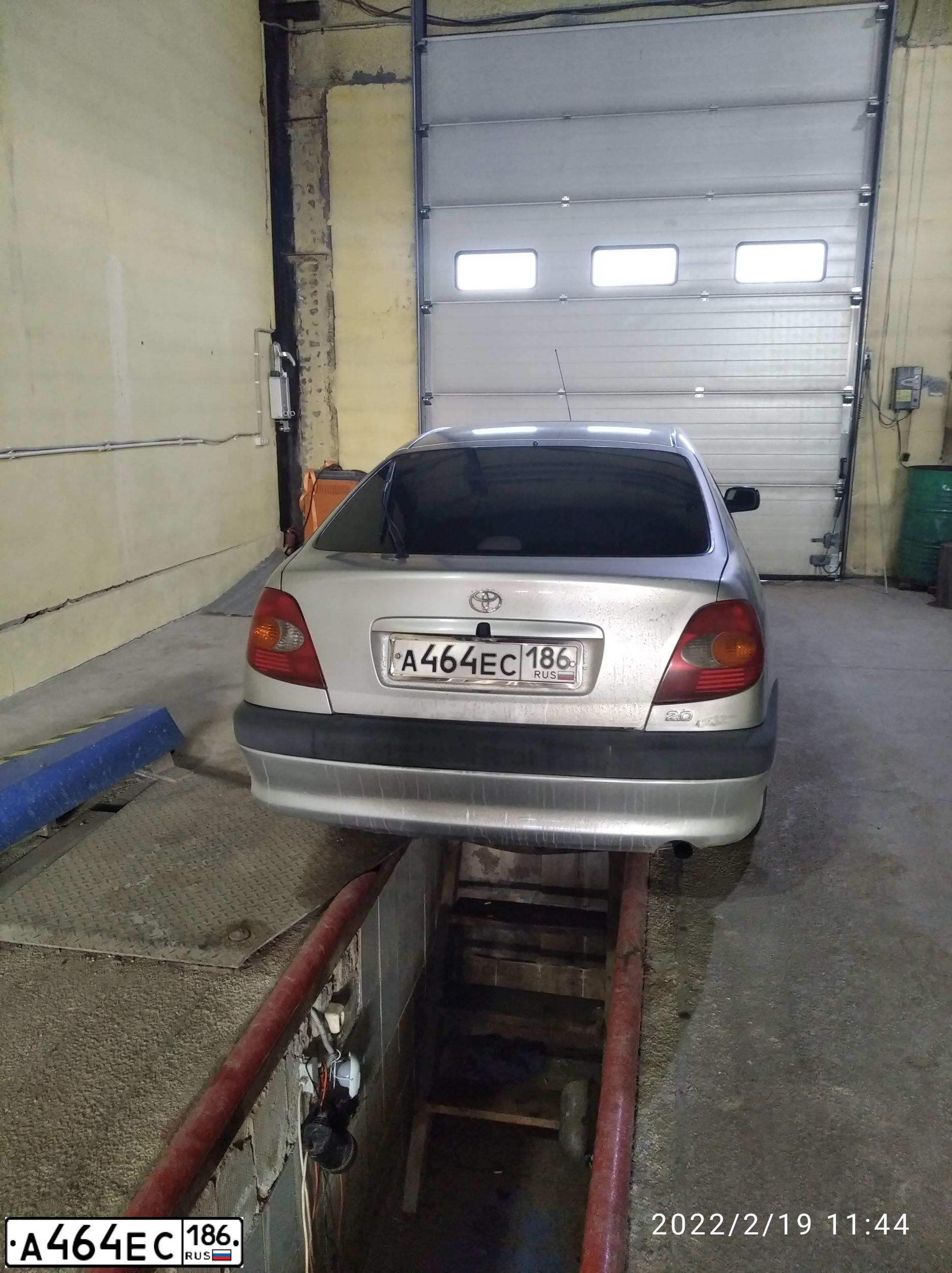 Фото автомобиля TOYOTA AVENSIS, 1998 — госномер А464ЕС186. Цвет: БЕЛЫЙ СЕРЫЙ