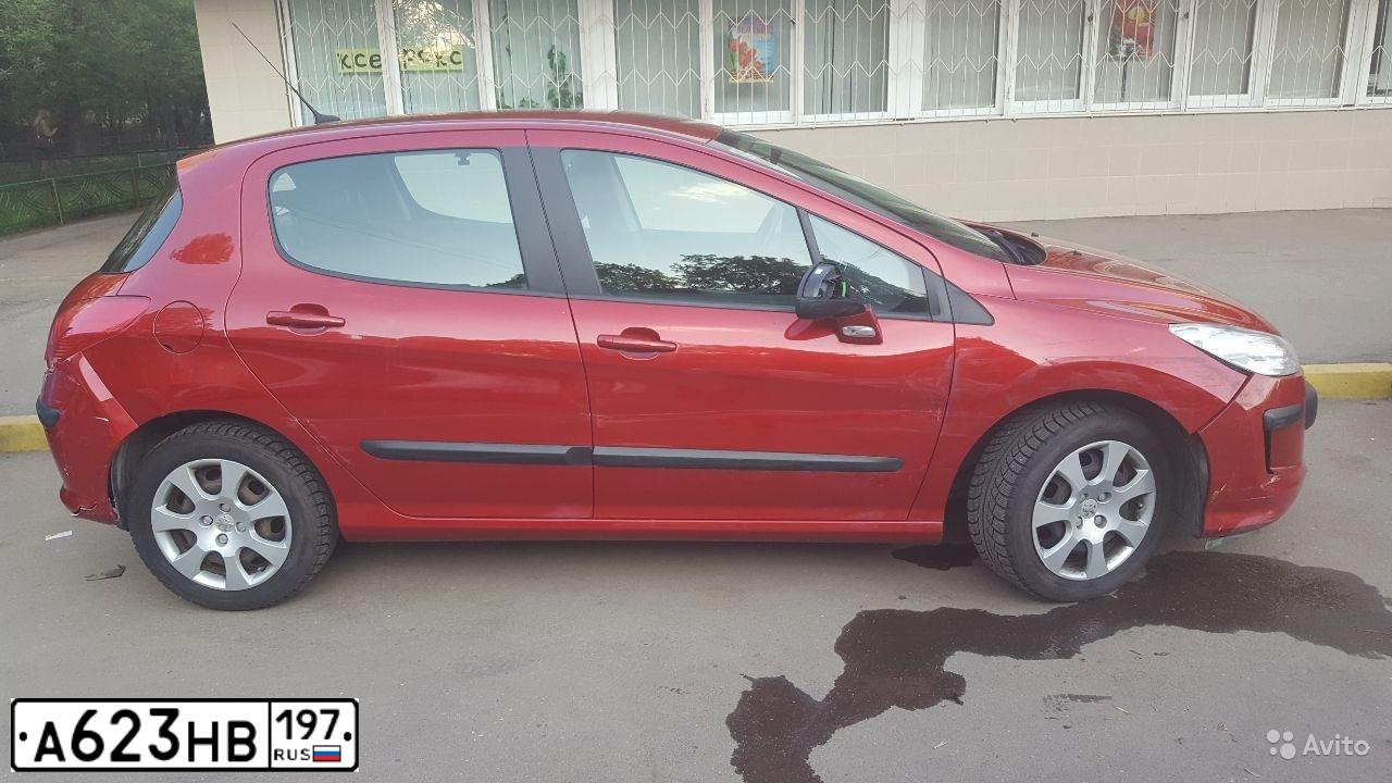 Фото автомобиля PEUGEOT 308, 2011 — госномер Е142УМ147. Цвет: Красный