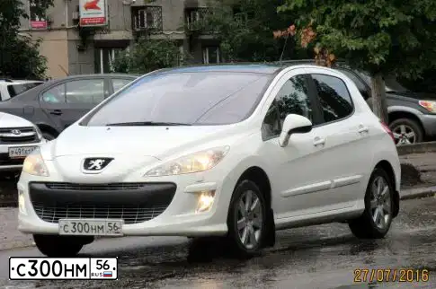 Фото автомобиля PEUGEOT 308, 2009 — госномер С300НМ56. Цвет: Белый
