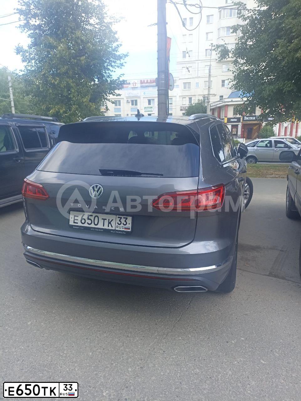 Фото автомобиля VOLKSWAGEN TOUAREG, 2019 — госномер Е650ТК33. Цвет: Серый