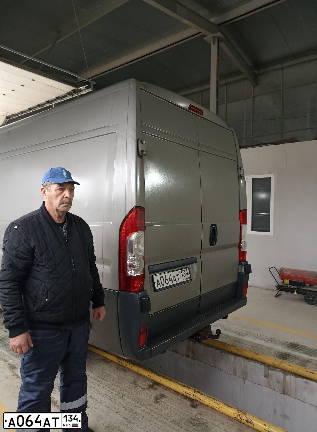Фото автомобиля PEUGEOT BOXER, 2009 — госномер А064АТ134. Цвет: серебристый