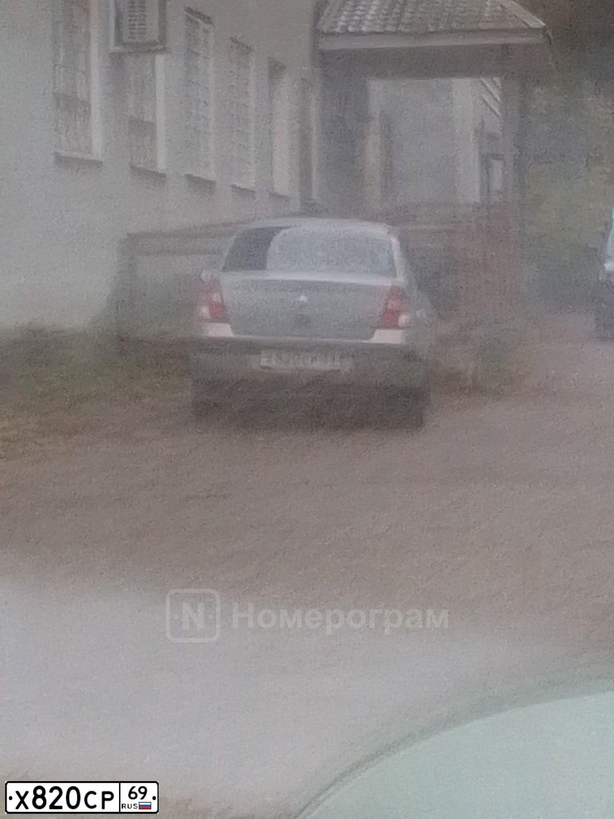 Фото автомобиля RENAULT SYMBOL, 2005 — госномер Х820СР69. Цвет: СЕРЫЙ