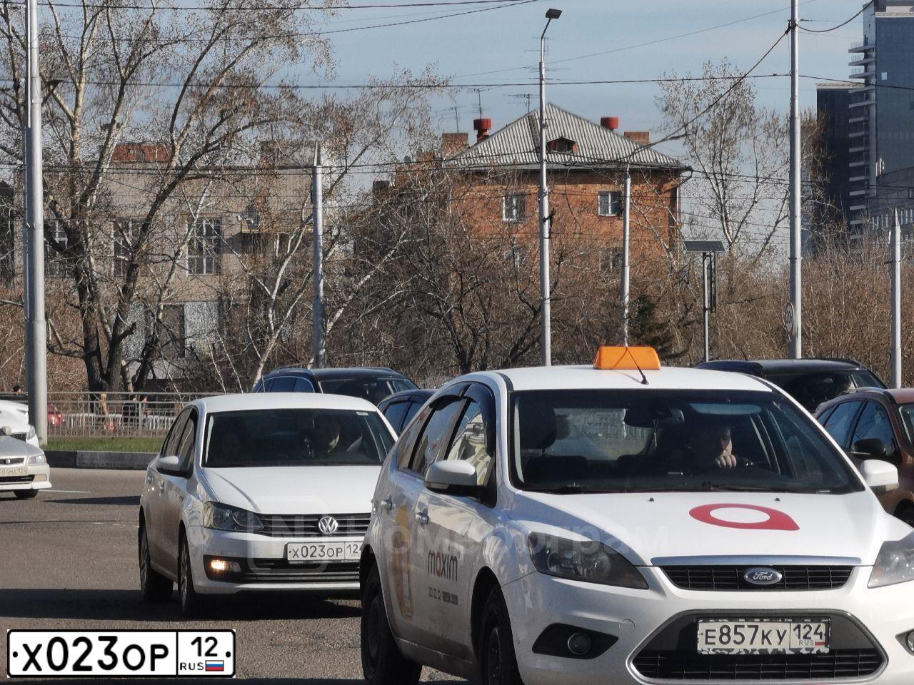 Фото автомобиля RENAULT DUSTER, 2013 — госномер М274ОВ13. Цвет: Коричневый
