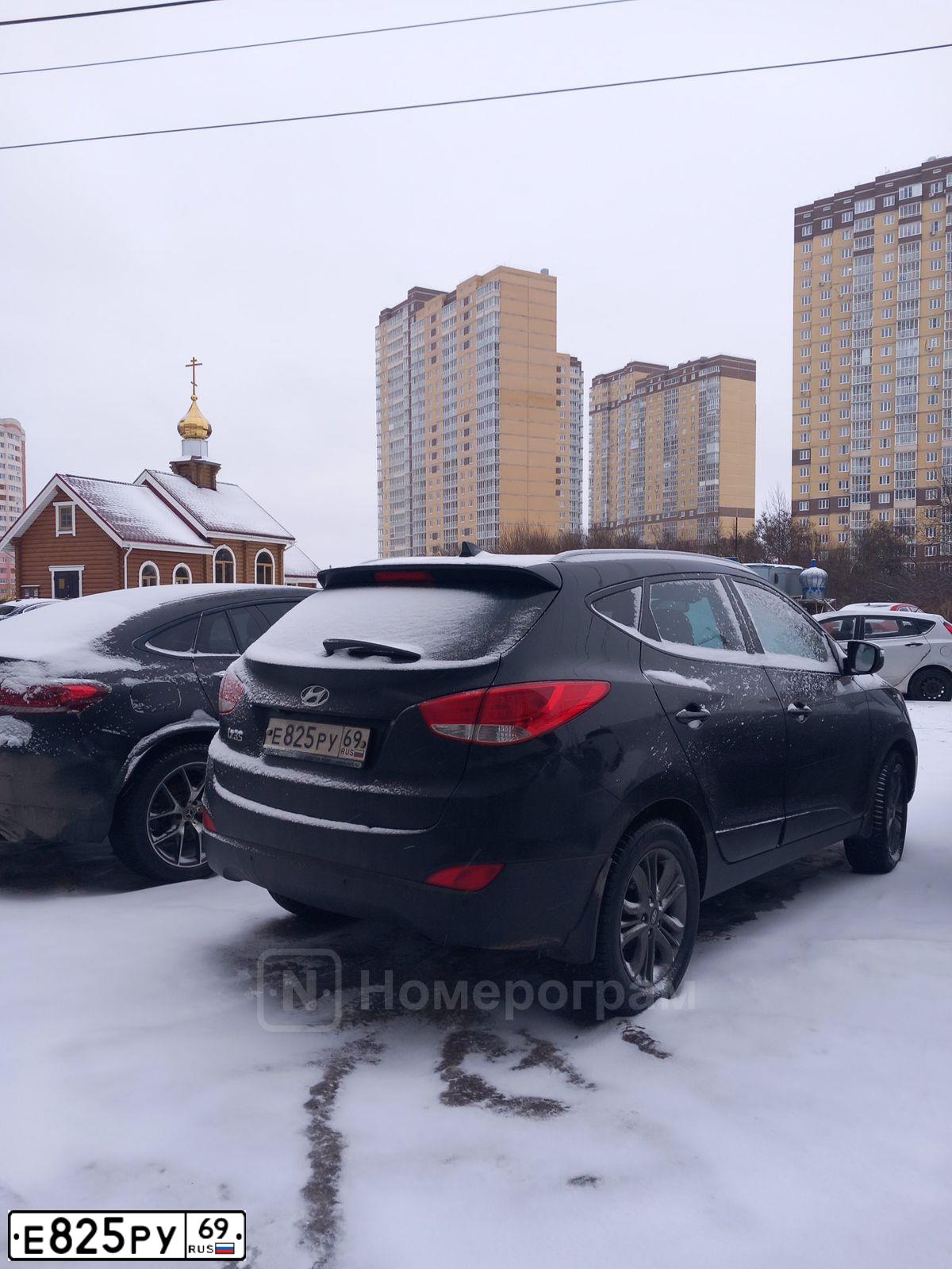 Фото автомобиля HYUNDAI IX35, 2014 — госномер Е825РУ69. Цвет: ЧЕРНЫЙ