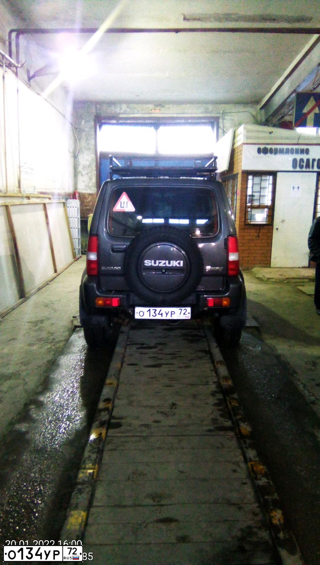 Фото автомобиля SUZUKI JIMNY, 2013 — госномер О134УР72. Цвет: СЕРЫЙ