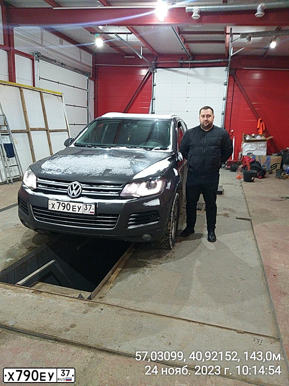 Фото автомобиля VOLKSWAGEN TOUAREG, 2012 — госномер Р341ВС32