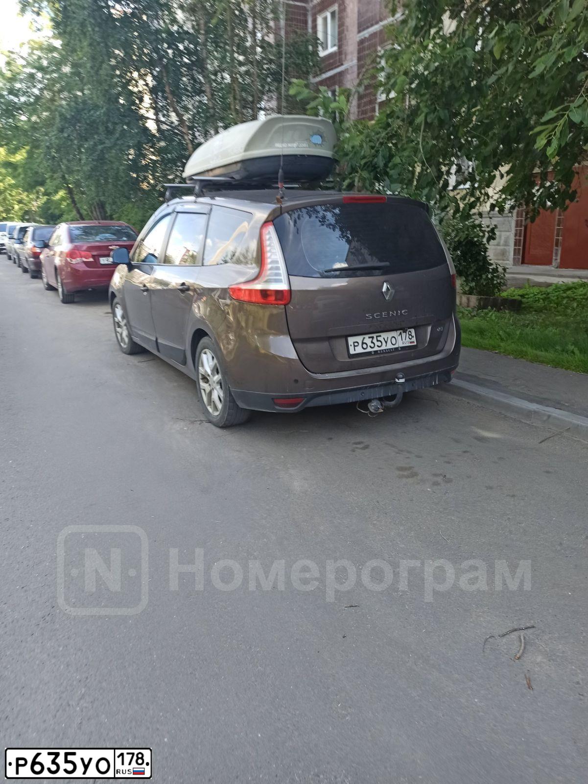 Фото автомобиля RENAULT MEGANE /GRAND/ SCENIC, 2009 — госномер Р635УО178. Цвет: КОРИЧНЕВЫЙ