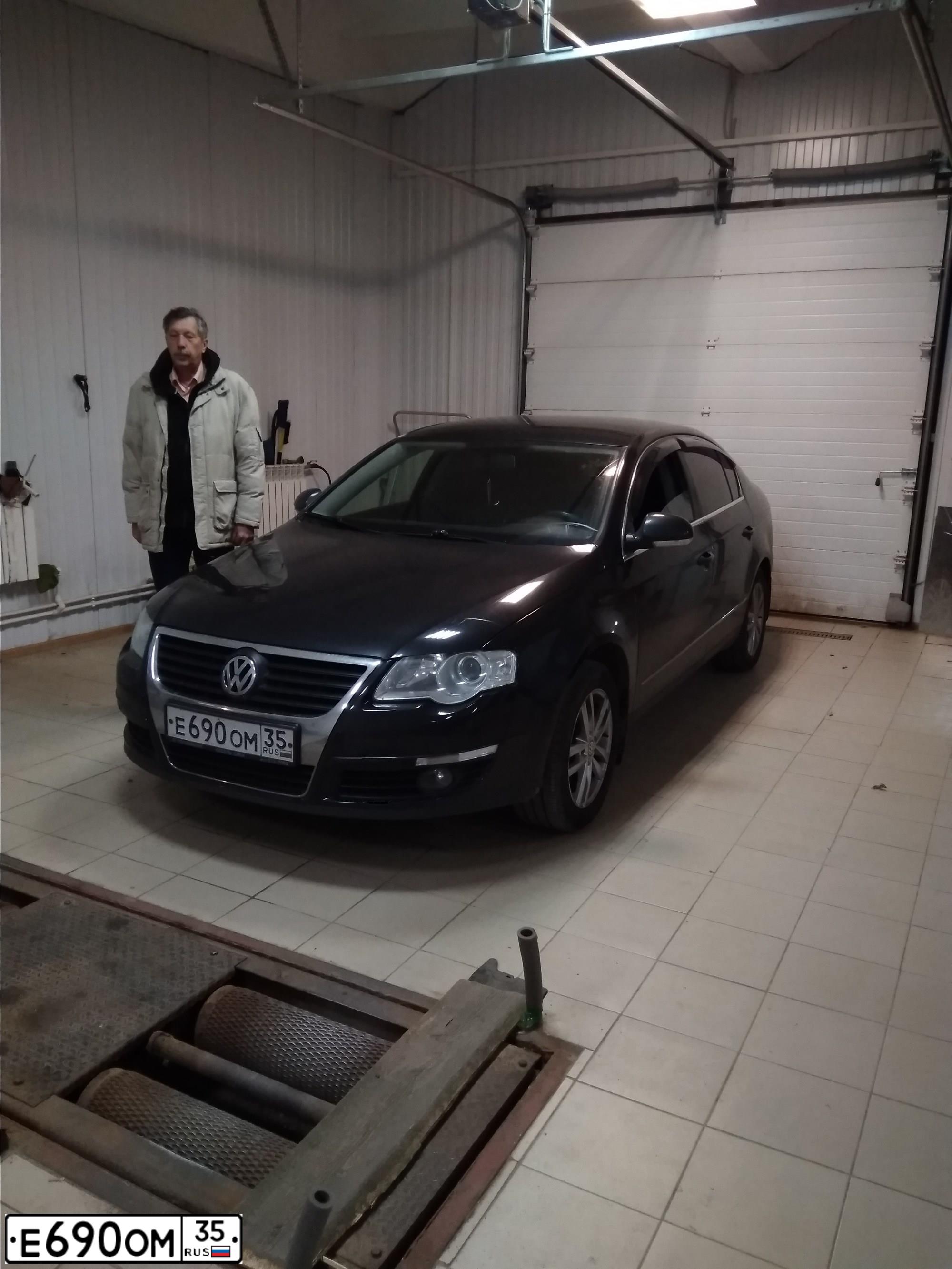 Фото автомобиля VOLKSWAGEN PASSAT, 2009 — госномер Е690ОМ35. Цвет: ЧЕРНЫЙ