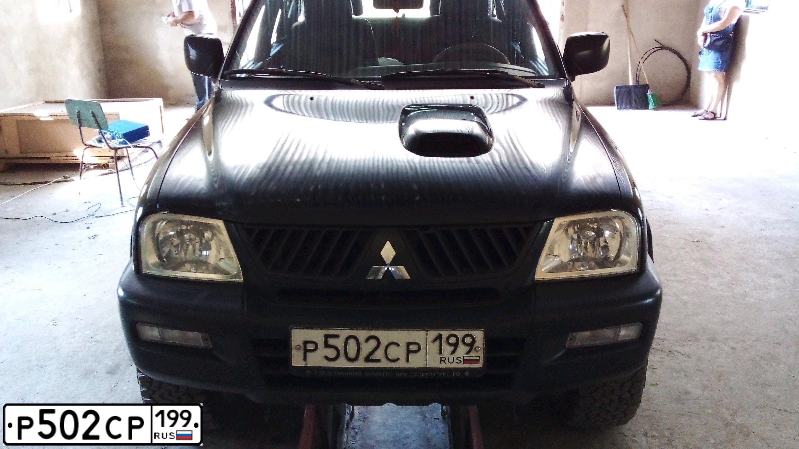 Фото автомобиля MITSUBISHI L 200, 2006 — госномер Р502СР199. Цвет: ЧЕРНЫЙ