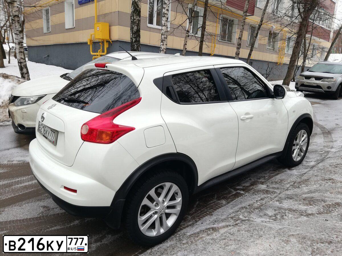 Фото автомобиля NISSAN JUKE, 2014 — госномер В216КУ777. Цвет: Белый
