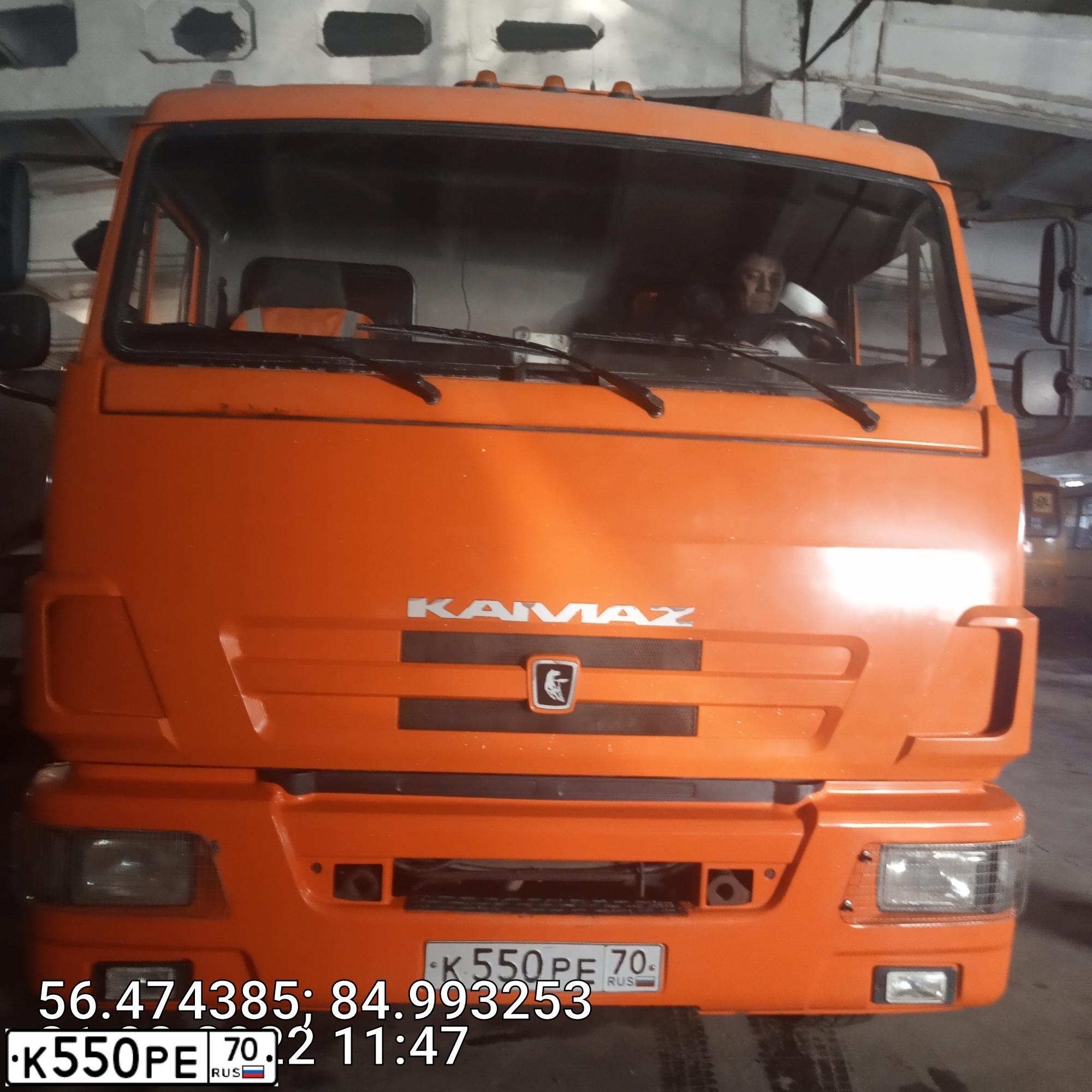 Фото автомобиля KAMAZ 65115 /6X4/, 2011 — госномер К550РЕ70. Цвет: ОРАНЖЕВЫЙ
